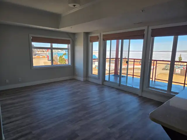 Bright, newly renovated, 2 BRD end unit for rent, immediately. - Photo 5