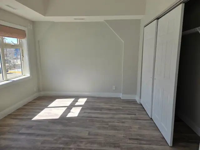 Bright, newly renovated, 2 BRD end unit for rent, immediately. - Photo 6