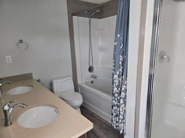 Bright, newly renovated, 2 BRD end unit for rent, immediately. - Photo 9