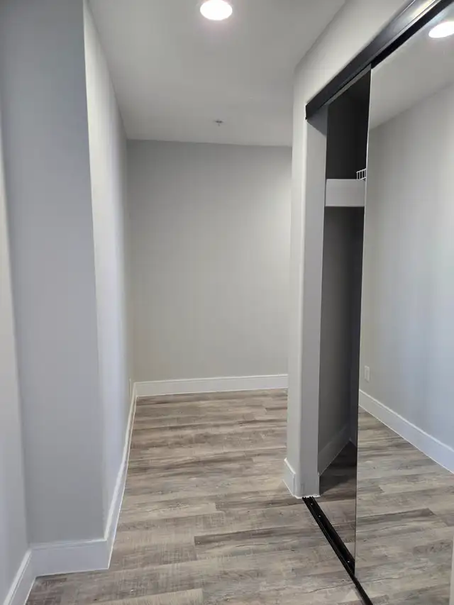 Bright, newly renovated, 2 BRD end unit for rent, immediately. - Photo 12