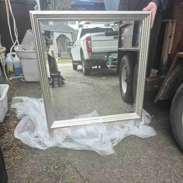 Vanity and mirror - Photo 2