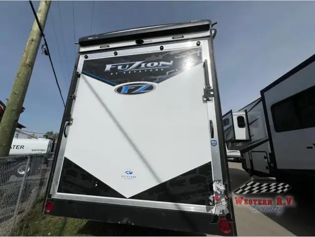 2022 Fuzion 429 - Photo 4