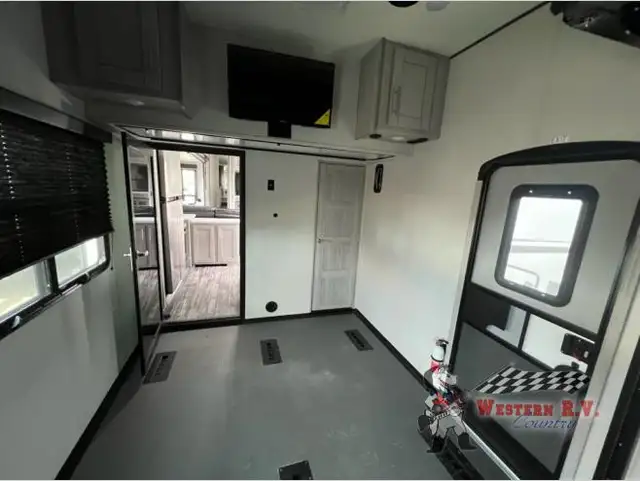 2022 Fuzion 429 - Photo 10