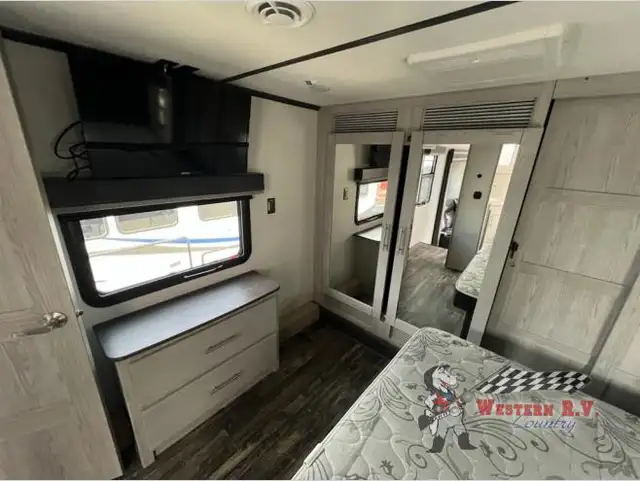 2022 Fuzion 429 - Photo 16