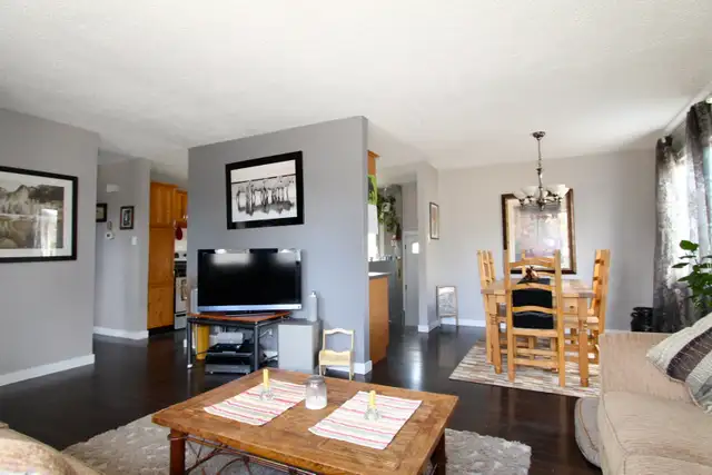 Main floor 3-bedroom suite for rent - Great Location on Lindsay - Photo 2