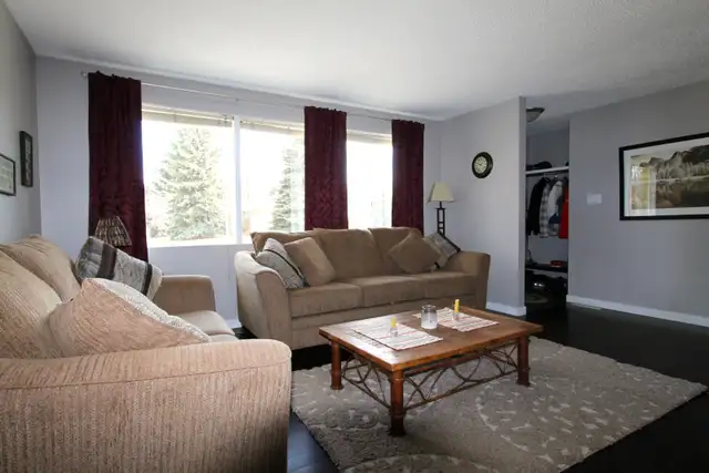 Main floor 3-bedroom suite for rent - Great Location on Lindsay - Photo 3