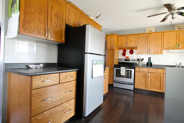 Main floor 3-bedroom suite for rent - Great Location on Lindsay - Photo 4