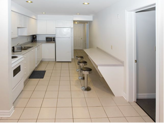 550$ FEMALE ONLY ON CAMPUS  SUBLET - Photo 2