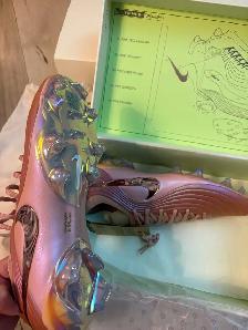 BRAND NEW! Pink Nike Maestro Elite LE Size 9.5