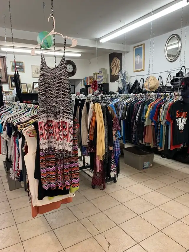 Vente en lots seulement vetements adulte (plus de 200 sacs)