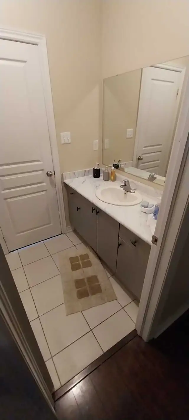 Private room semi private washroom FREE UTILITIES - Photo 8