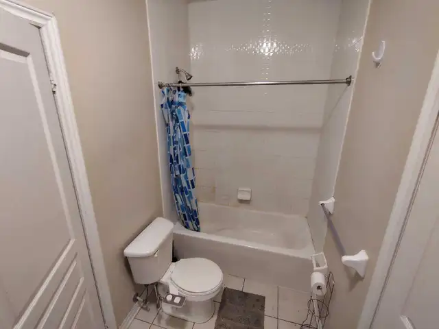 Private room semi private washroom FREE UTILITIES - Photo 9