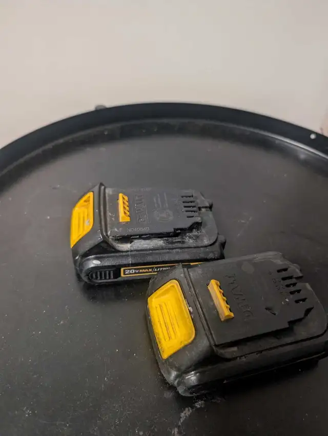 pair of 20v DeWalt batteries - Photo 2