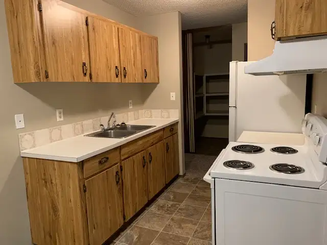 NO STAIRS! Spacious Well Maintained Building 2 Bed, 1 Bath - Photo 3