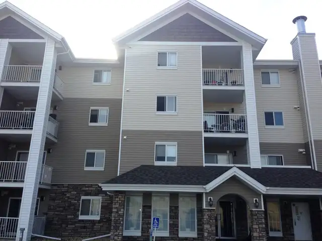 Amazing Condo in Sylvan lake! 2 bed, 2 bath w/ UG Parking
