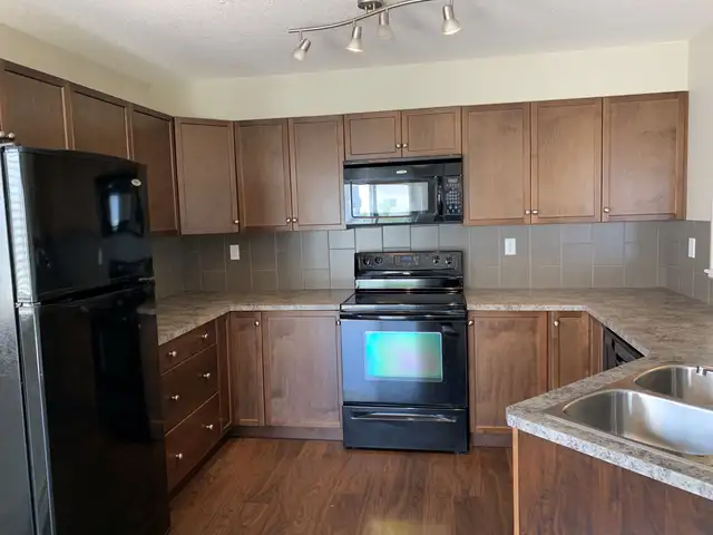 Amazing Condo in Sylvan lake! 2 bed, 2 bath w/ UG Parking - Photo 2