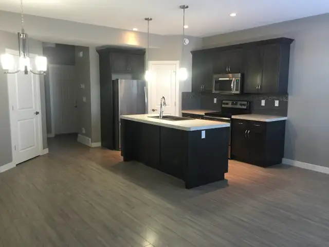 3 Bedroom Townhouse for Rent in Sylvan Lake w/ Garage! - Photo 5