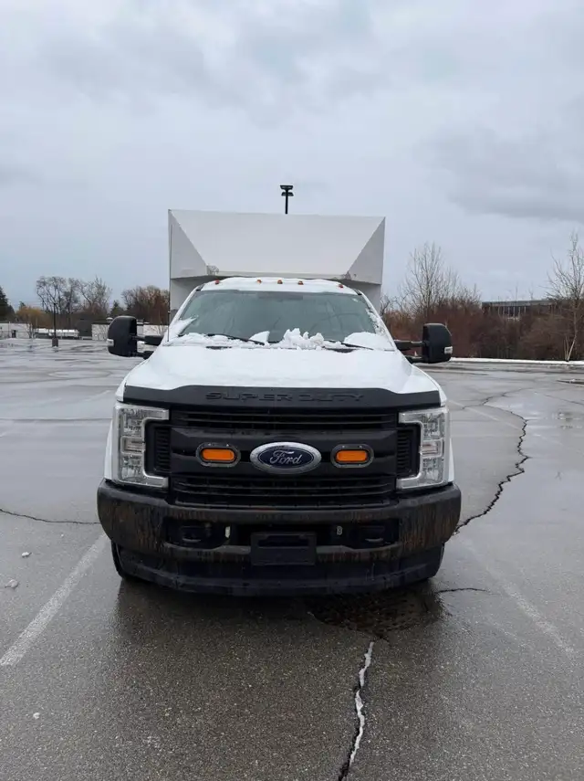 2017 Ford F-350 Service Truck - Photo 2