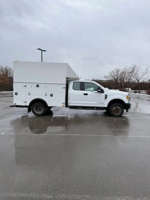 2017 Ford F-350 Service Truck - Photo 4
