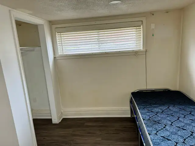 One Large bedroom available for rent May 1st 2006 - Photo 3