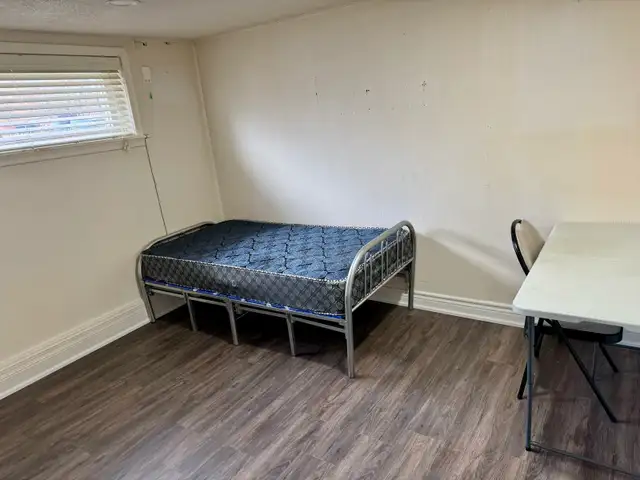 One Large bedroom available for rent May 1st 2006 - Photo 4