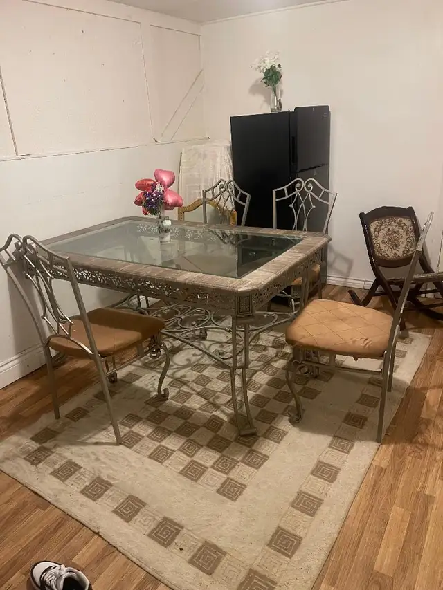 Private room fully furnished (BASEMENT GIRL ONLY) Malton  $600. - Photo 4