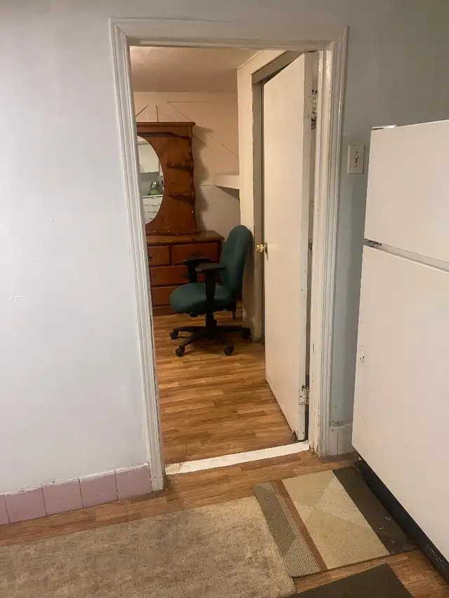 Private room fully furnished (BASEMENT GIRL ONLY) Malton  $600. - Photo 9