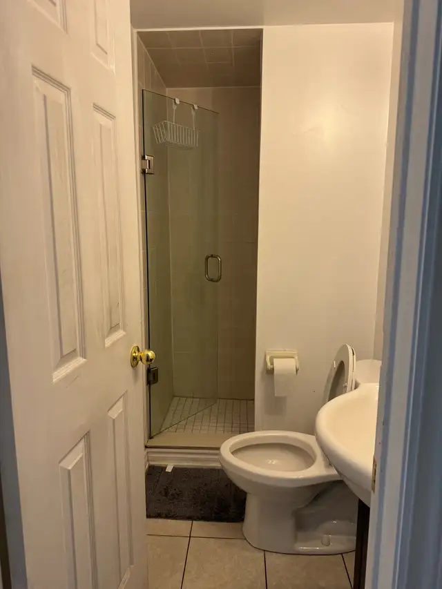 rooms for rent at York University village - Photo 7