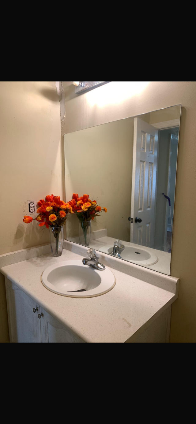 Spacious bedroom available from  May 1st . - Photo 3