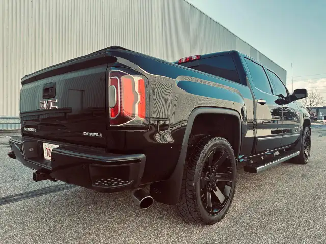 2016 GMC Sierra 1500 4WD Crew Cab Denali Ultimate 6.2 L In Black - Photo 10