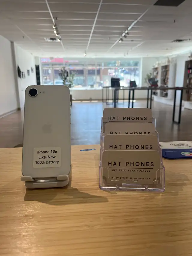 iPhone 16 e 100% Battery - HAT PHONES