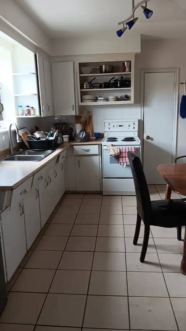 Furnished Room avail in 3bdrm apt in a small building - Photo 4