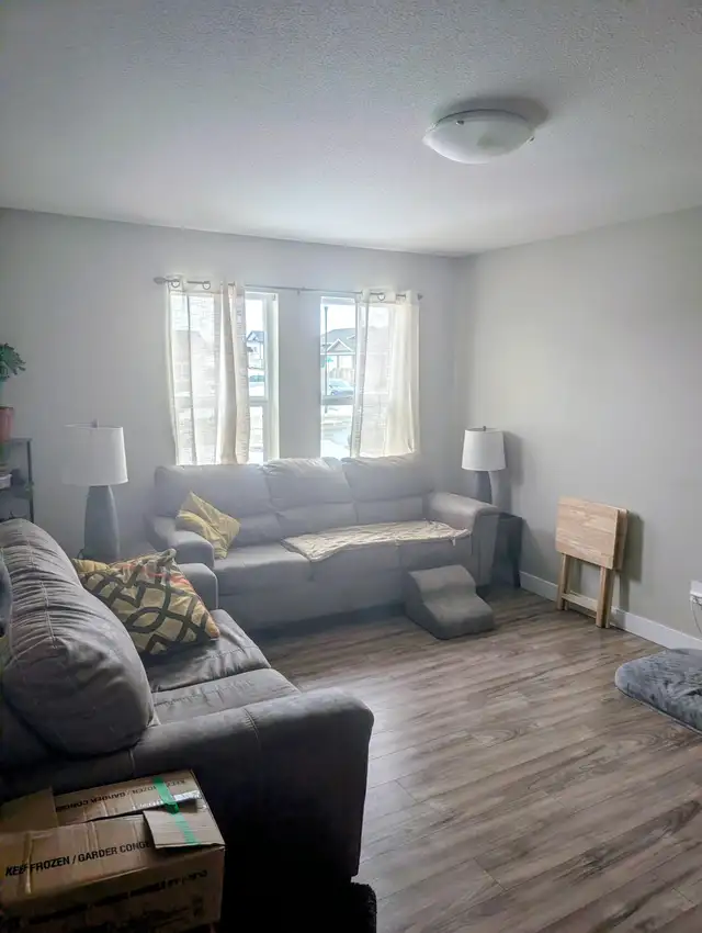 Beautiful 3 Bedroom Home with Double Garage & Large Fenced Yard - Photo 3