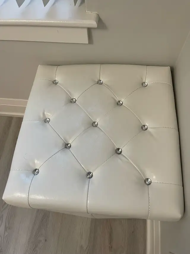 White faux leather tufted crystal storage ottoman $40 - Photo 2