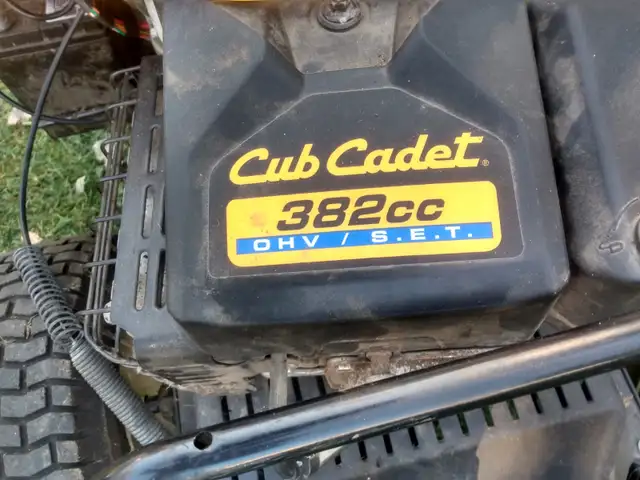Cub Cadet 282cc 11hp 30' riding mower STRIPPED FOR PARTS! - Photo 3
