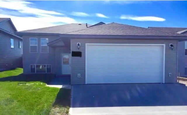 3 BEDROOM HOME | DBL GARAGE | FENCED YARD | GREAT LOCATION - Photo 4