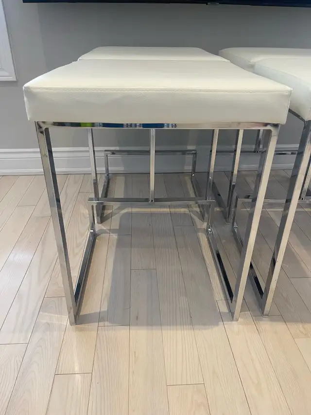 5 white faux leather bar stools $250 - Photo 2