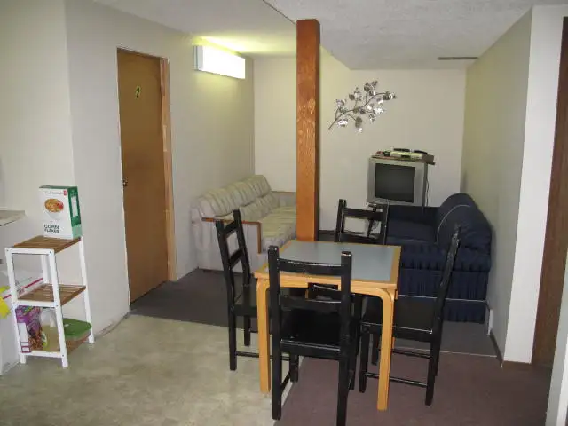 Furnished bedroom for a Single in Banff. $745/month Avail. June - Photo 3