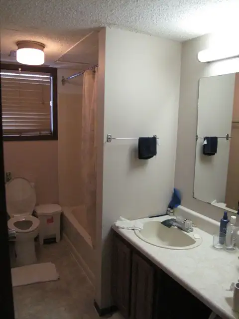 Furnished bedroom for a Single in Banff. $745/month Avail. June - Photo 4