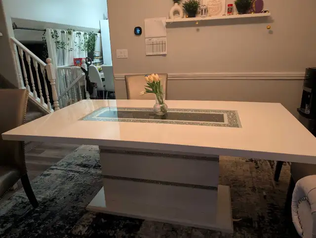 White dining table with diamond inlay - Photo 3