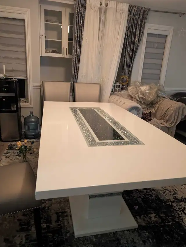 White dining table with diamond inlay - Photo 5