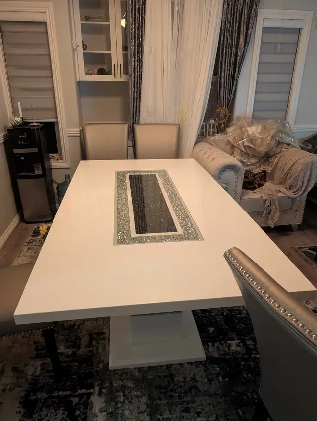 White dining table with diamond inlay - Photo 6