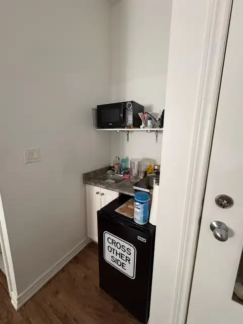 (SUBLEASE) Prime Location! Steps to UofT & Spadina Stn – All-Inc - Photo 3