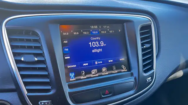 2015 Chrysler 200, 166,500 km, remote start - Photo 7