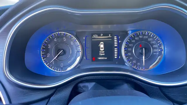 2015 Chrysler 200, 166,500 km, remote start - Photo 9