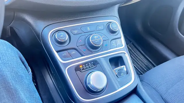 2015 Chrysler 200, 166,500 km, remote start - Photo 10