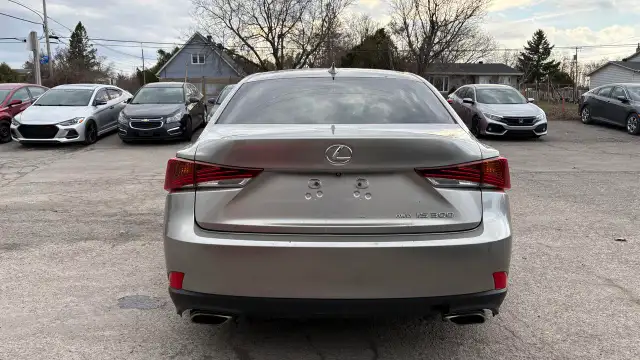 2017 Lexus IS 300 - Photo 4