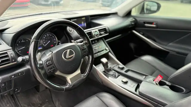 2017 Lexus IS 300 - Photo 8