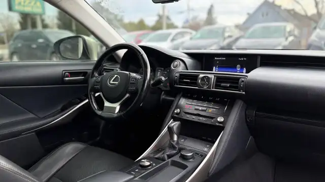 2017 Lexus IS 300 - Photo 9