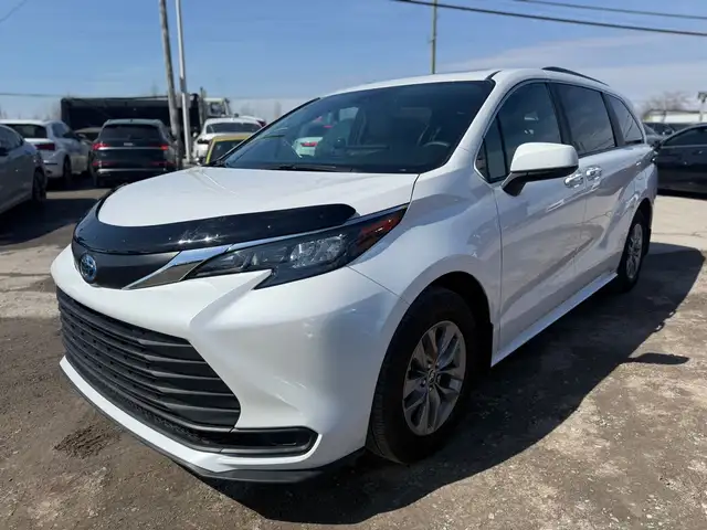 2025 Toyota Sienna Hybrid XLE 8 Passengers